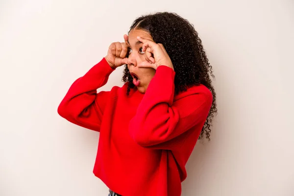 Giovane Donna Afroamericana Isolata Sfondo Bianco Tenendo Gli Occhi Aperti — Foto Stock