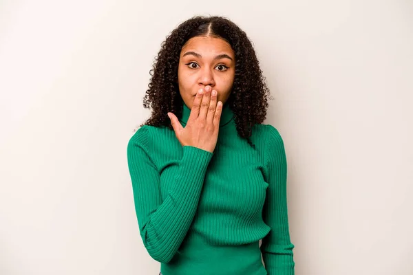 Νεαρή Αφροαμερικανή Γυναίκα Απομονωμένη Λευκό Φόντο Σοκαρισμένη Που Καλύπτει Στόμα — Φωτογραφία Αρχείου