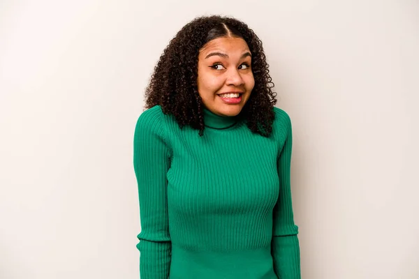 Beyaz Arka Planda Izole Edilmiş Genç Afrikalı Amerikalı Kadın Gülüyor — Stok fotoğraf