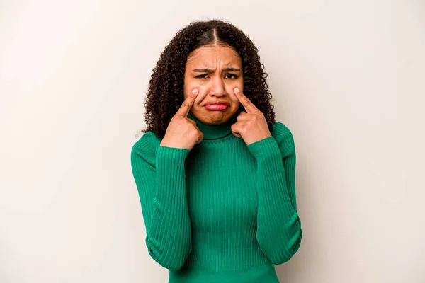 Νεαρή Αφροαμερικανή Γυναίκα Απομονωμένη Λευκό Φόντο Κλαίγοντας Δυστυχισμένη Κάτι Αγωνία — Φωτογραφία Αρχείου