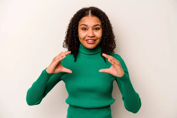 Joven Mujer Afroamericana Aislada Sobre Fondo Blanco Sosteniendo Algo Con —  Fotos de Stock