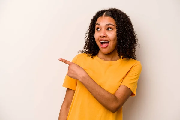 Jovem Afro Americana Isolada Sobre Fundo Branco Olha Para Lado — Fotografia de Stock