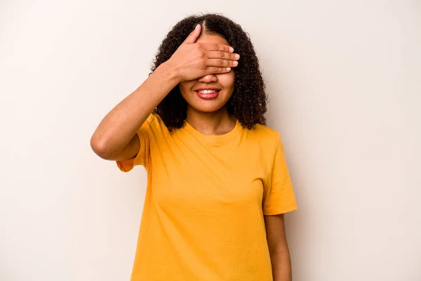 Mladý Africký Američan Žena Izolované Bílém Pozadí Zakrývá Oči Rukama — Stock fotografie