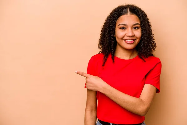 Young African American Woman Isolated Beige Background Smiling Pointing Aside — Stock Photo, Image