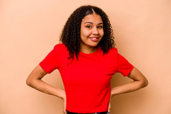 Jonge Afrikaanse Amerikaanse Vrouw Geïsoleerd Beige Achtergrond Gelukkig Glimlachend Vrolijk — Stockfoto