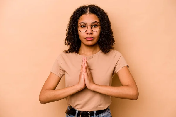 Jonge Afrikaans Amerikaanse Vrouw Geïsoleerd Beige Achtergrond Bidden Tonen Devotie — Stockfoto