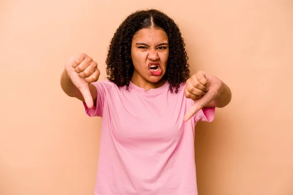 Joven Mujer Afroamericana Aislada Sobre Fondo Beige Mostrando Pulgar Hacia — Foto de Stock