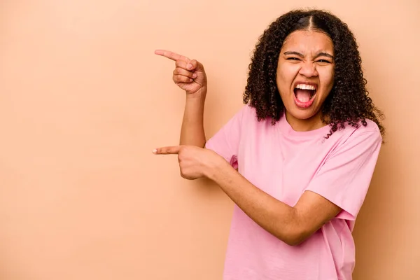 Jovem Afro Americana Isolada Fundo Bege Animado Apontando Com Dedos — Fotografia de Stock