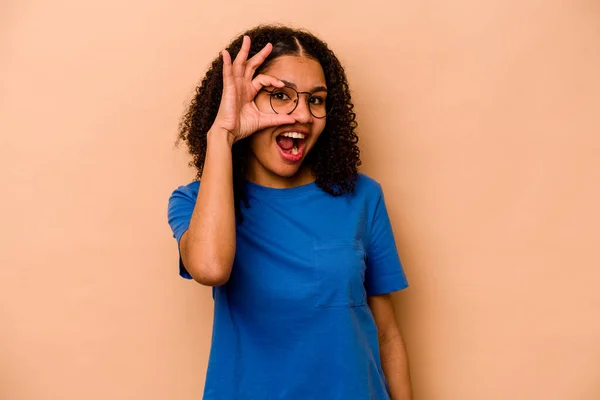 Joven Afroamericana Americana Aislada Sobre Fondo Beige Excitada Manteniendo Buen — Foto de Stock