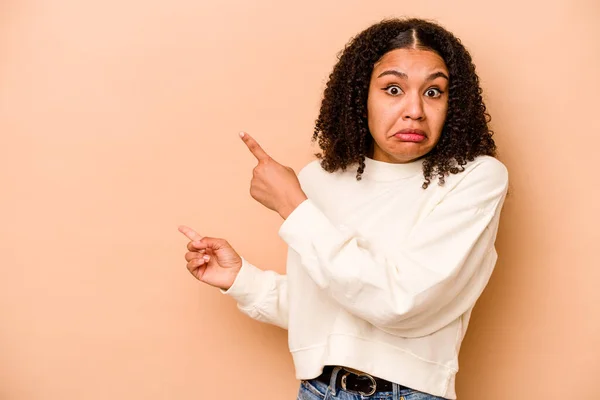Young African American Woman Isolated Beige Background Shocked Pointing Index — Stock Photo, Image