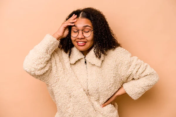 Jonge Afro Amerikaanse Vrouw Geïsoleerd Beige Achtergrond Vrolijk Lachen Veel — Stockfoto