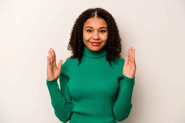 Joven Mujer Afroamericana Aislada Sobre Fondo Blanco Sosteniendo Algo Poco —  Fotos de Stock