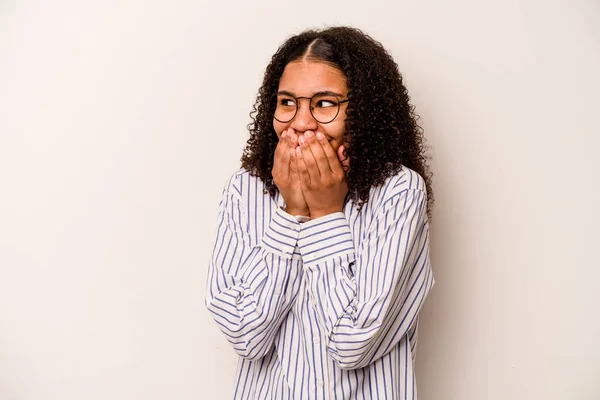 Joven Mujer Afroamericana Aislada Sobre Fondo Blanco Riendo Algo Cubriendo — Foto de Stock