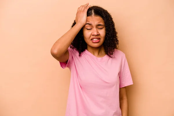 Jong Afrikaans Amerikaans Vrouw Geïsoleerd Beige Achtergrond Vergeten Iets Klap — Stockfoto