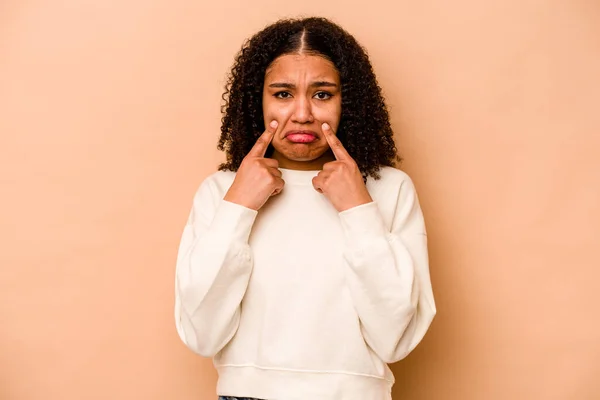 Mladá Africká Americká Žena Izolovaná Béžovém Pozadí Pláče Nespokojená Něčím — Stock fotografie