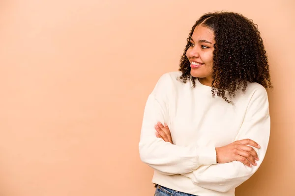 Joven Mujer Afroamericana Aislada Sobre Fondo Beige Sonriendo Confiada Con —  Fotos de Stock