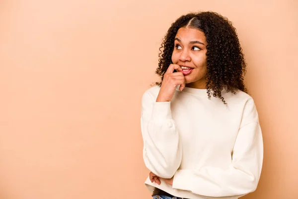 Jonge Afrikaanse Amerikaanse Vrouw Geïsoleerd Beige Achtergrond Ontspannen Denken Iets — Stockfoto