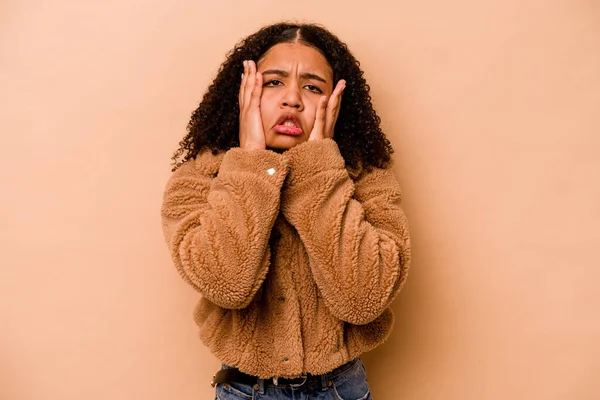 Ung Afrikansk Amerikansk Kvinna Isolerad Beige Bakgrund Gnälla Och Gråta — Stockfoto
