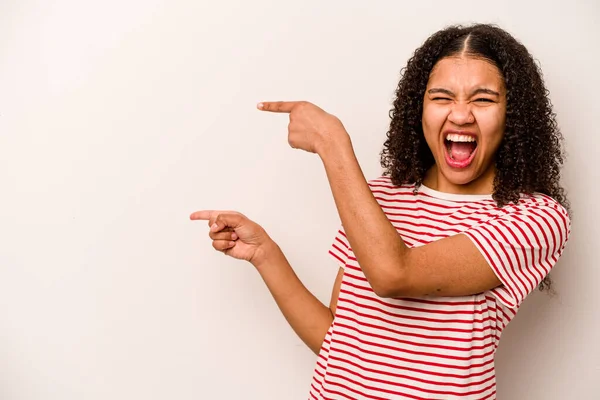 Junge Afrikanisch Amerikanische Frau Isoliert Auf Weißem Hintergrund Aufgeregt Zeigefinger — Stockfoto