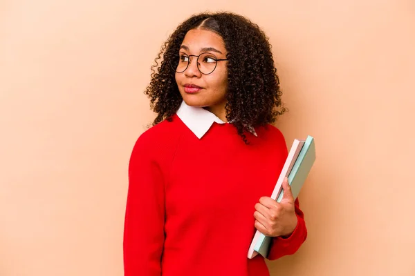 Jovem Estudante Afro Americano Mulher Isolada Fundo Bege Olha Para — Fotografia de Stock