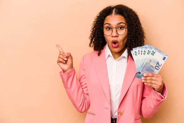 Young African American Business Woman Holding Banknotes Isolated Beige Background — Stockfoto