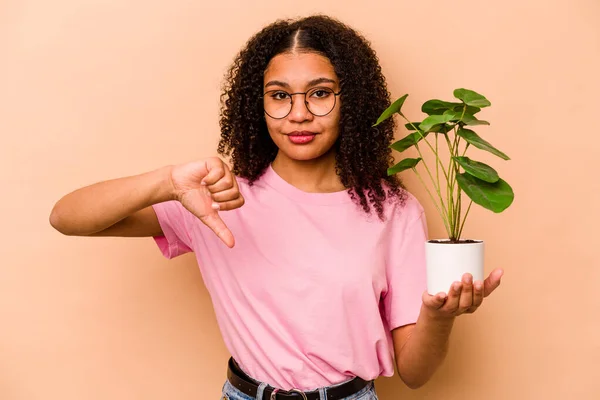 Young African American Woman Holding Plant Isolated Beige Background Showing — 스톡 사진