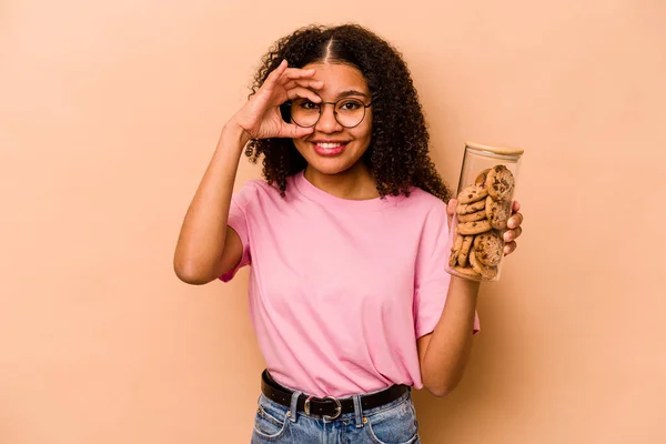 Ung Afrikansk Amerikansk Kvinna Håller Kakburk Isolerad Beige Bakgrund Glada — Stockfoto