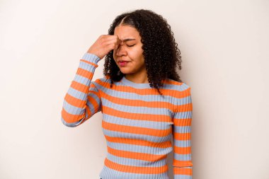 Beyaz arka planda izole edilmiş, başı ağrıyan, yüzüne dokunan genç bir Afrikalı Amerikalı kadın..