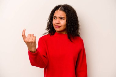 Beyaz arka planda izole edilmiş genç Afrikalı Amerikalı kadın sanki seni davet ediyormuş gibi seni işaret ediyor..