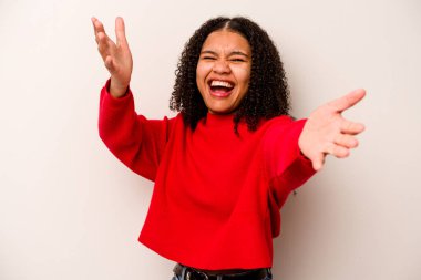 Beyaz arka planda izole edilmiş genç Afrikalı Amerikalı kadın kameraya sarıldığı için kendinden emin..