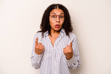Beyaz arka planda izole edilmiş genç Afrikalı Amerikalı kadın ağzı açık bir şekilde üst tarafı işaret ediyor..