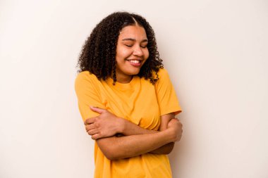 Genç Afrikalı Amerikalı kadın beyaz arka planda izole edilmiş gülüyor ve eğleniyor..