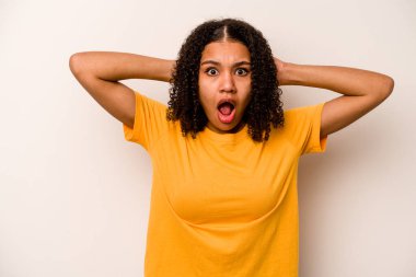 Beyaz arka planda izole edilmiş genç bir Afrikalı Amerikalı kadın çığlık atıyor, çok heyecanlı, tutkulu, bir şeyden memnun..