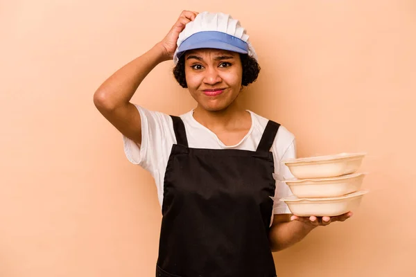 Jovem Cozinheira Voluntária Afro Americana Isolada Fundo Bege Sendo Chocada — Fotografia de Stock