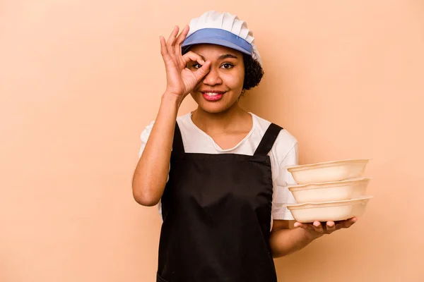 Jovem Cozinheiro Voluntário Afro Americano Mulher Isolada Fundo Bege Animado — Fotografia de Stock
