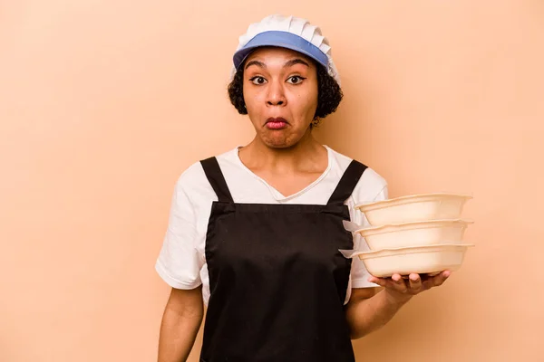 Jovem Cozinheiro Voluntário Afro Americano Mulher Isolada Fundo Bege Encolhe — Fotografia de Stock