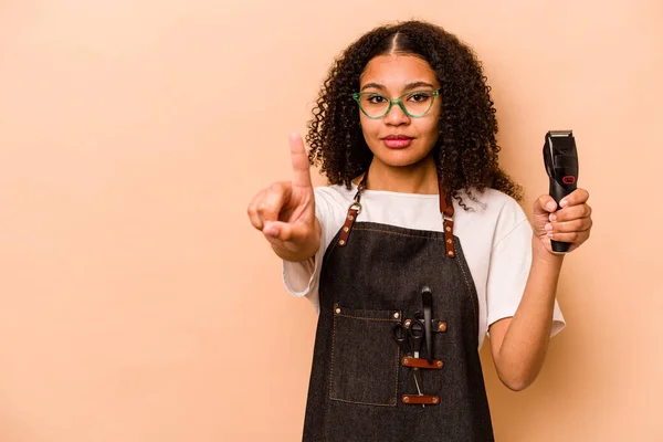 Young African American Hairdresser Woman Isolated Beige Background Showing Number — Stockfoto