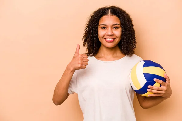 Young African American Woman Playing Volleyball Isolated Beige Background Smiling — Φωτογραφία Αρχείου