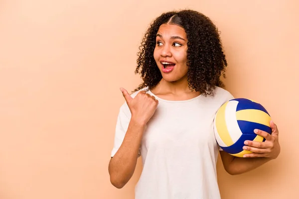 Young African American Woman Playing Volleyball Isolated Beige Background Points — Φωτογραφία Αρχείου