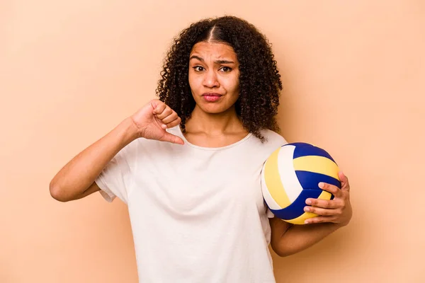 Young African American Woman Playing Volleyball Isolated Beige Background Feels — Stock Photo, Image
