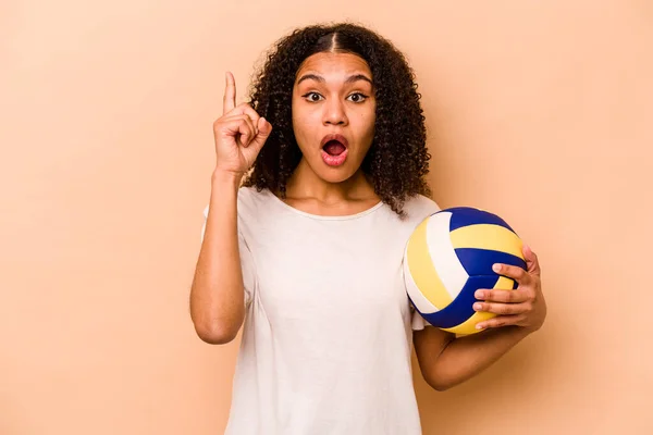 Молода Афроамериканська Жінка Грає Волейбол Ізольований Бежевому Фоні Має Ідею — стокове фото