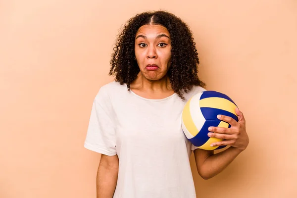 Young African American Woman Playing Volleyball Isolated Beige Background Shrugs — Stock Photo, Image