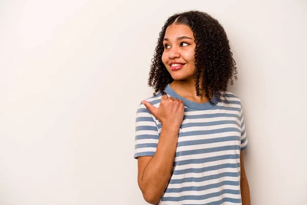 Młoda Afroamerykanka Wyizolowana Białym Tle Kciukiem Dłoni Śmiejąca Się Beztroska — Zdjęcie stockowe