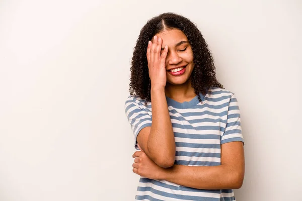 Joven Mujer Afroamericana Aislada Sobre Fondo Blanco Riendo Feliz Despreocupada —  Fotos de Stock