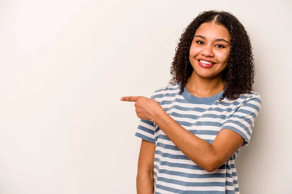 Young African American Woman Isolated White Background Smiling Pointing Aside — Stock Photo, Image