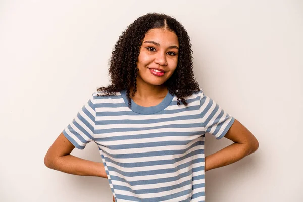 Genç Afrikalı Amerikalı Kadın Beyaz Arka Planda Izole Edilmiş Mutlu — Stok fotoğraf