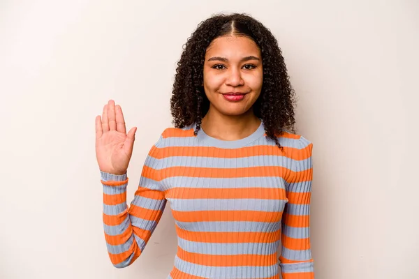 年轻的非洲裔美国女人 被白色背景隔离 高兴地微笑着 用手指展示着第五位 — 图库照片