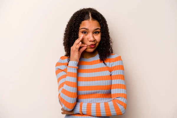 Młoda Afroamerykanka Wyizolowana Białym Tle Palcami Ustach Trzymająca Sekret — Zdjęcie stockowe