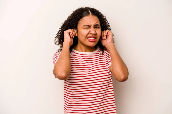 Mujer Afroamericana Joven Aislada Sobre Fondo Blanco Cubriendo Las Orejas — Foto de Stock