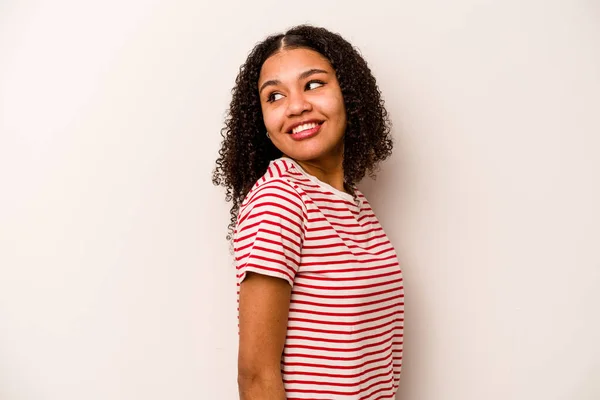 Jonge Afrikaanse Amerikaanse Vrouw Geïsoleerd Witte Achtergrond Kijkt Opzij Glimlachend — Stockfoto